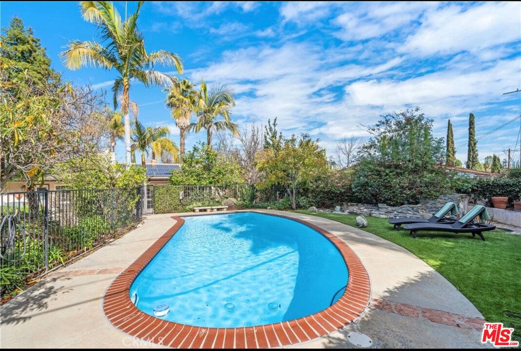 Woodland Hills, CA 91367,24316 Burbank Blvd