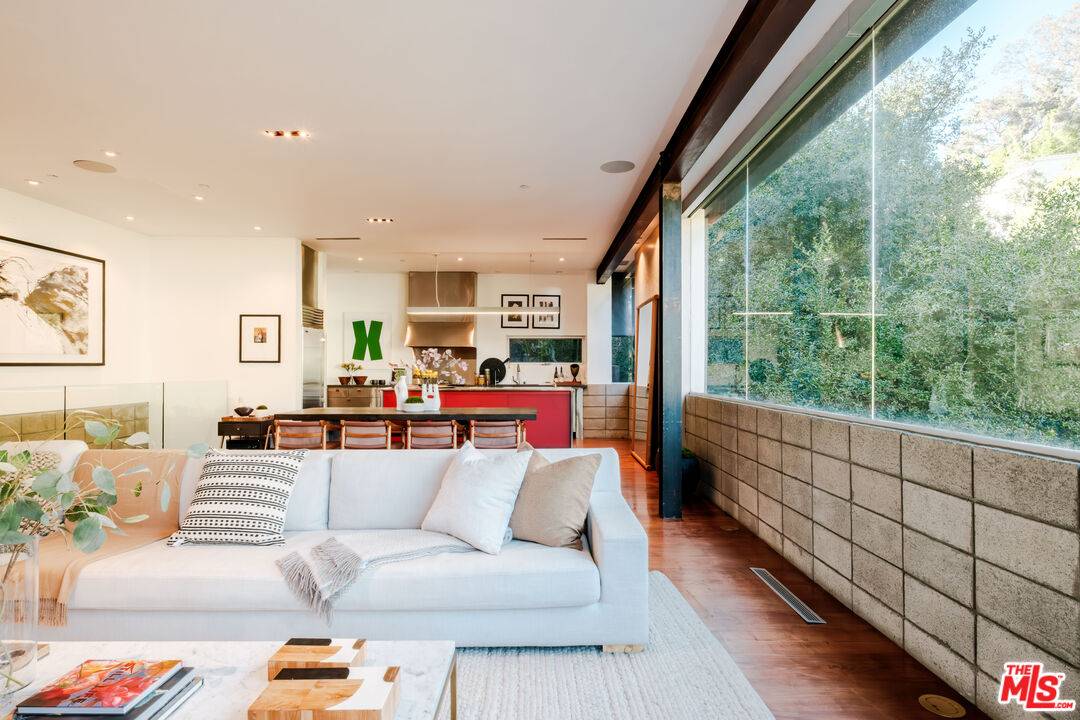 Beverly Hills, CA 90210,10060 Westwanda Dr