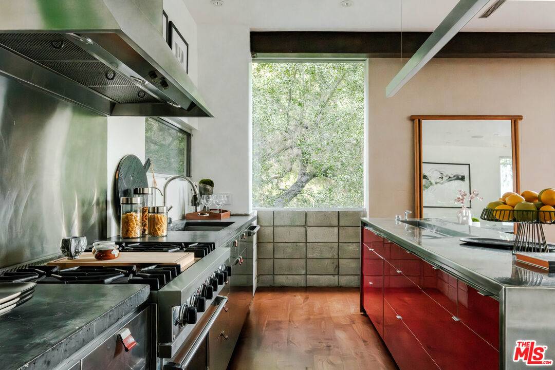 Beverly Hills, CA 90210,10060 Westwanda Dr