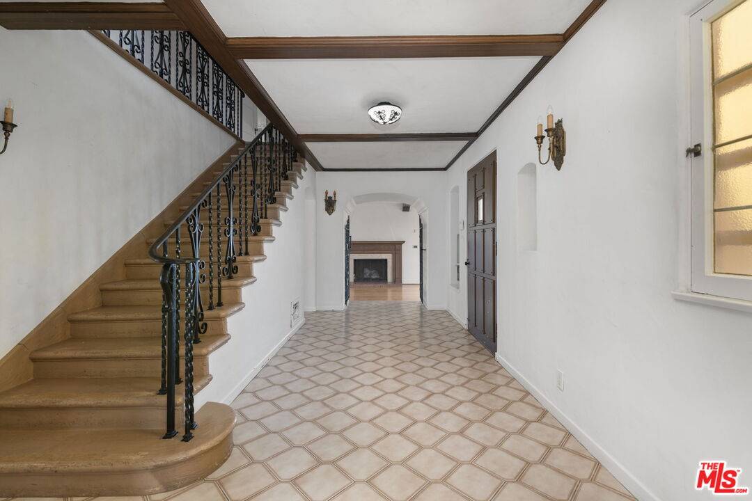 Pacific Palisades, CA 90272,720 Chapala Dr