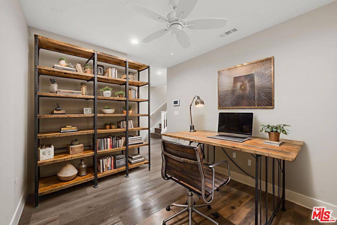 Calabasas, CA 91302,4412 Paxton Place