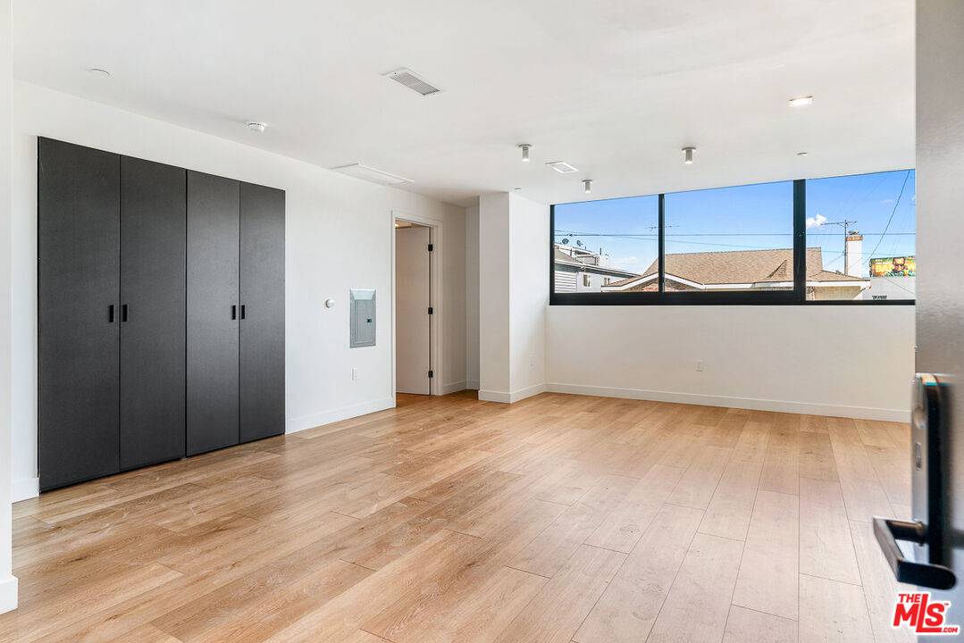 Los Angeles, CA 90034,3688 Overland Ave #201