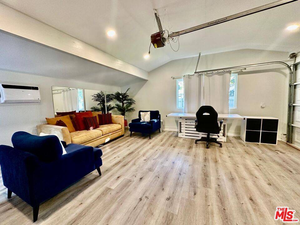 Woodland Hills, CA 91364,22059 Ybarra Rd