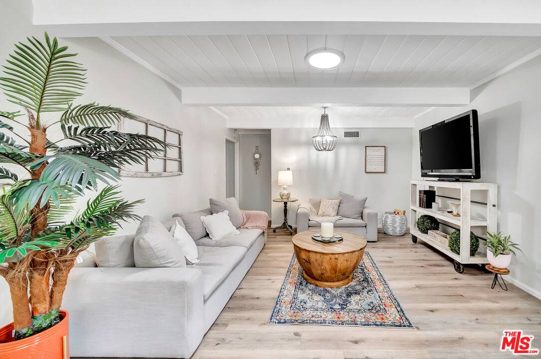 Woodland Hills, CA 91364,22059 Ybarra Rd