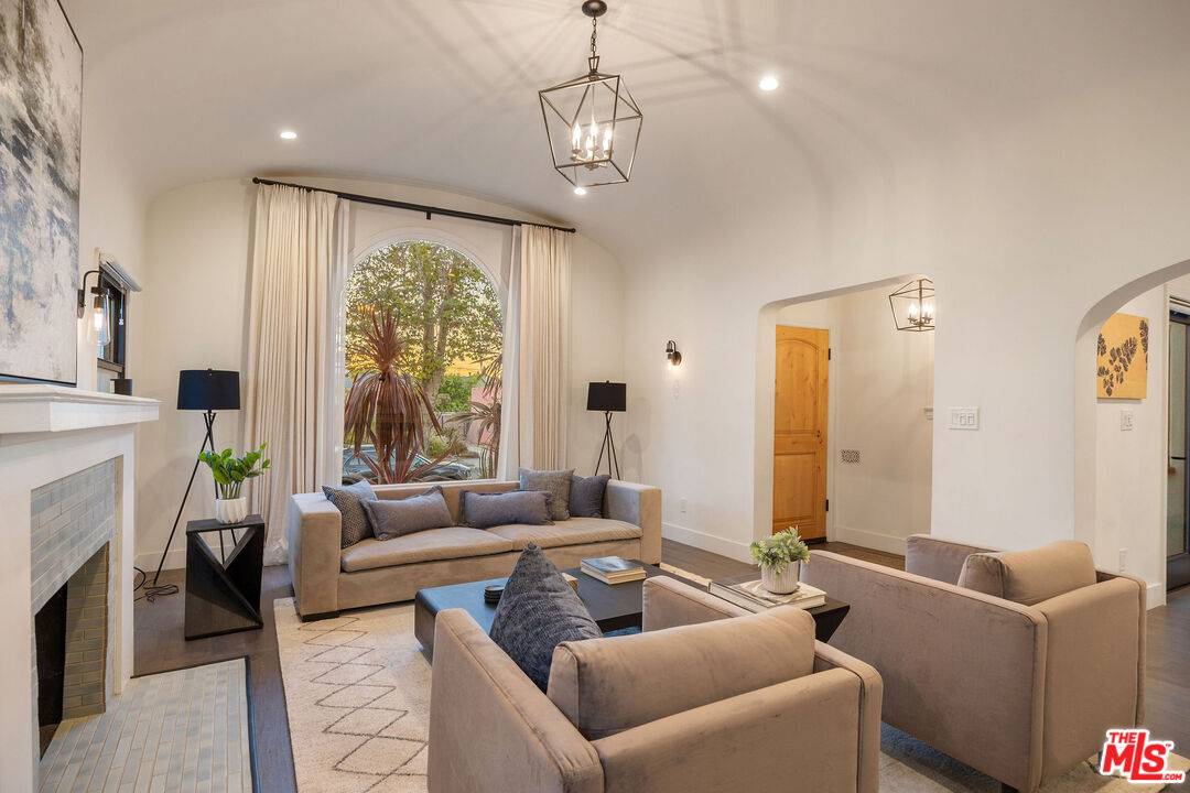 Los Angeles, CA 90019,1238 Carmona Ave