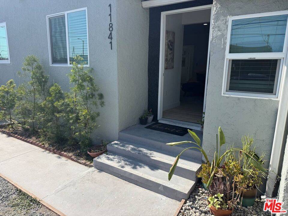 North Hollywood, CA 91605,11837 Runnymede St