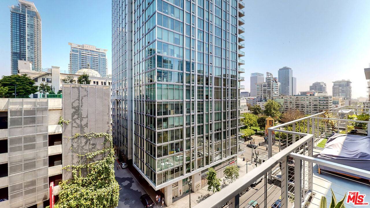 Los Angeles, CA 90015,645 W 9th St #720