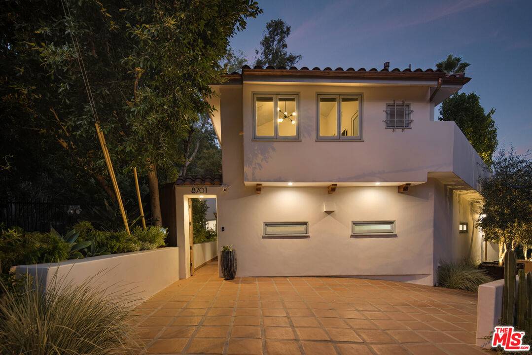 Los Angeles, CA 90046,8701 Wonderland Park Ave