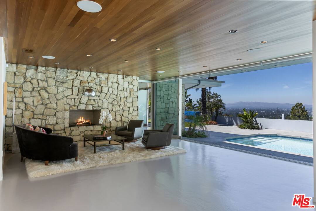 Los Angeles, CA 90046,7979 Mulholland Dr