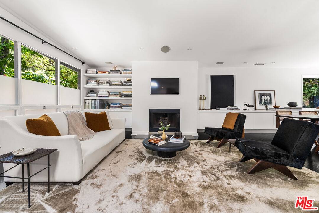 Beverly Hills, CA 90210,9648 Yoakum Dr