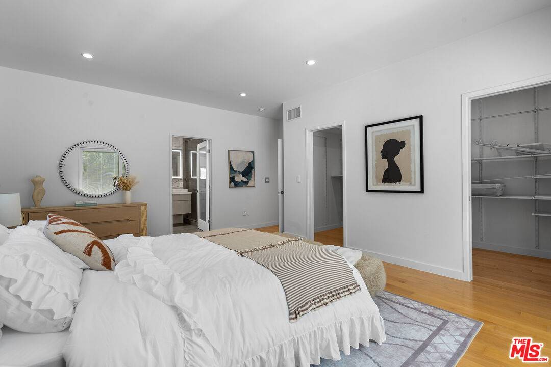 Beverly Hills, CA 90212,321 S Linden Dr