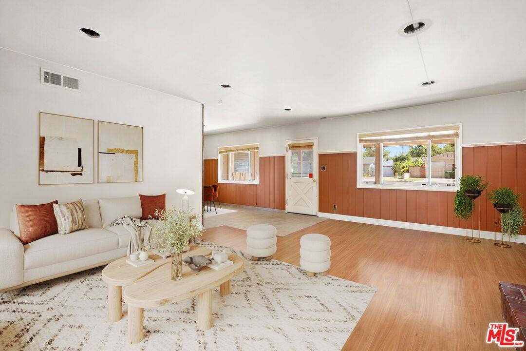 Woodland Hills, CA 91367,22717 Miranda St