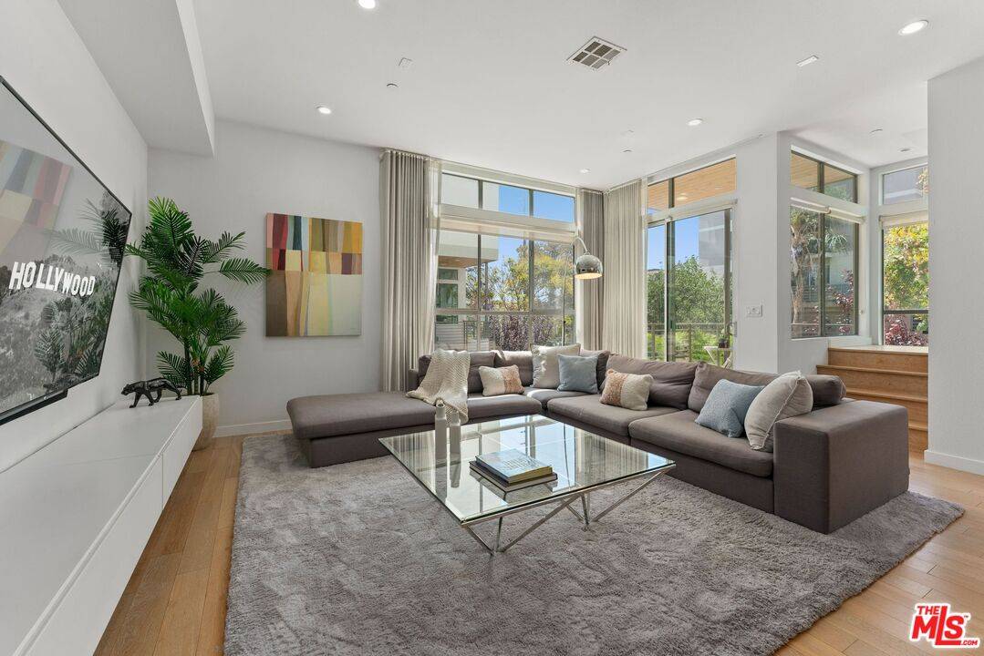 Los Angeles, CA 90038,6737 W Hepburn Way