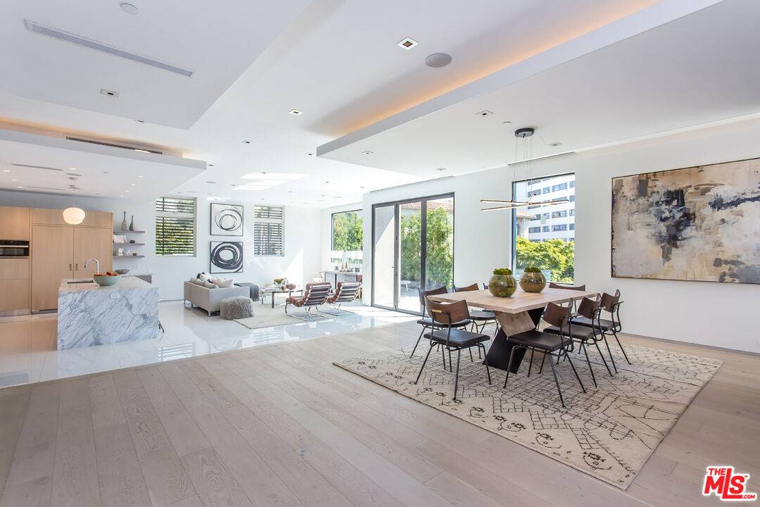 Los Angeles, CA 90069,1413 Queens Rd