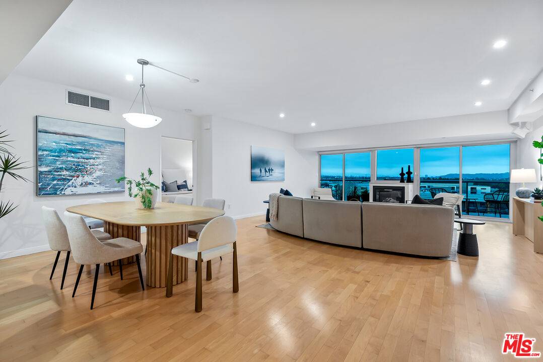 Marina Del Rey, CA 90292,13600 Marina Pointe Dr #905