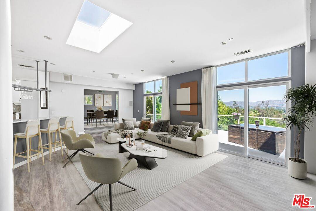 Woodland Hills, CA 91364,22449 Cass Ave