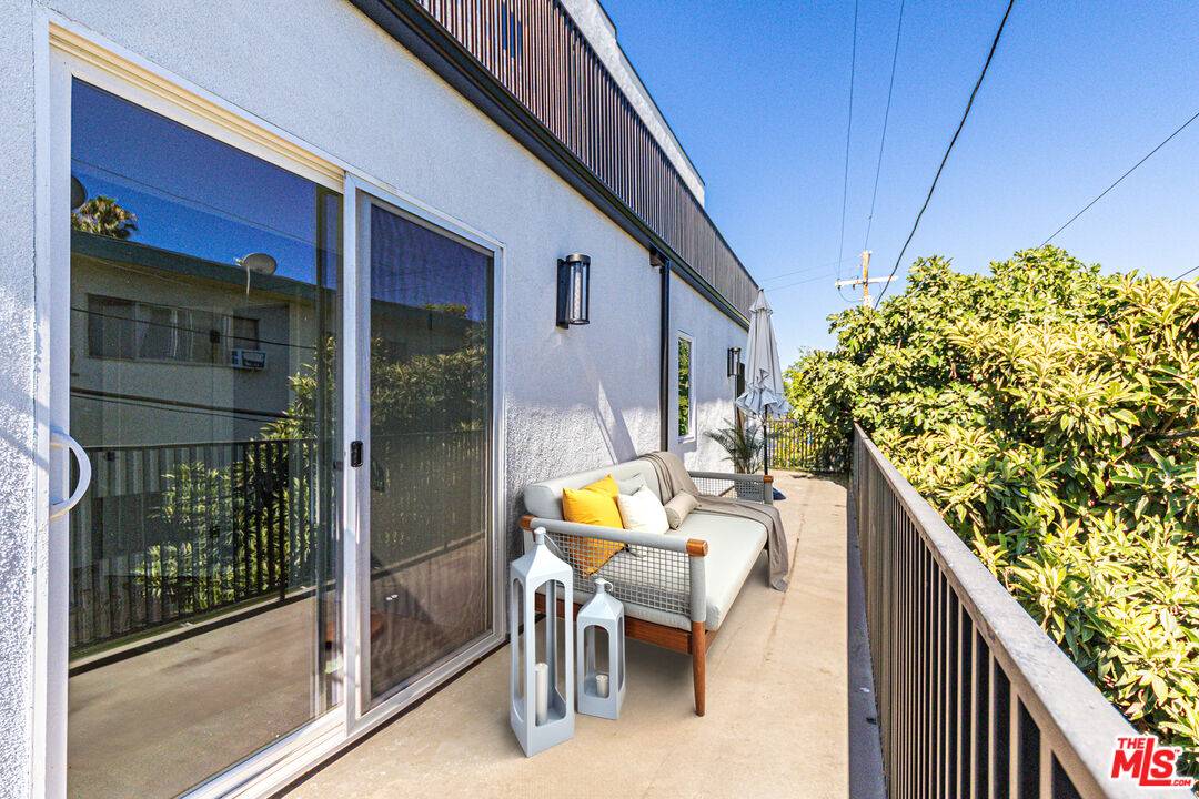 Los Angeles, CA 90038,5436 Romaine St