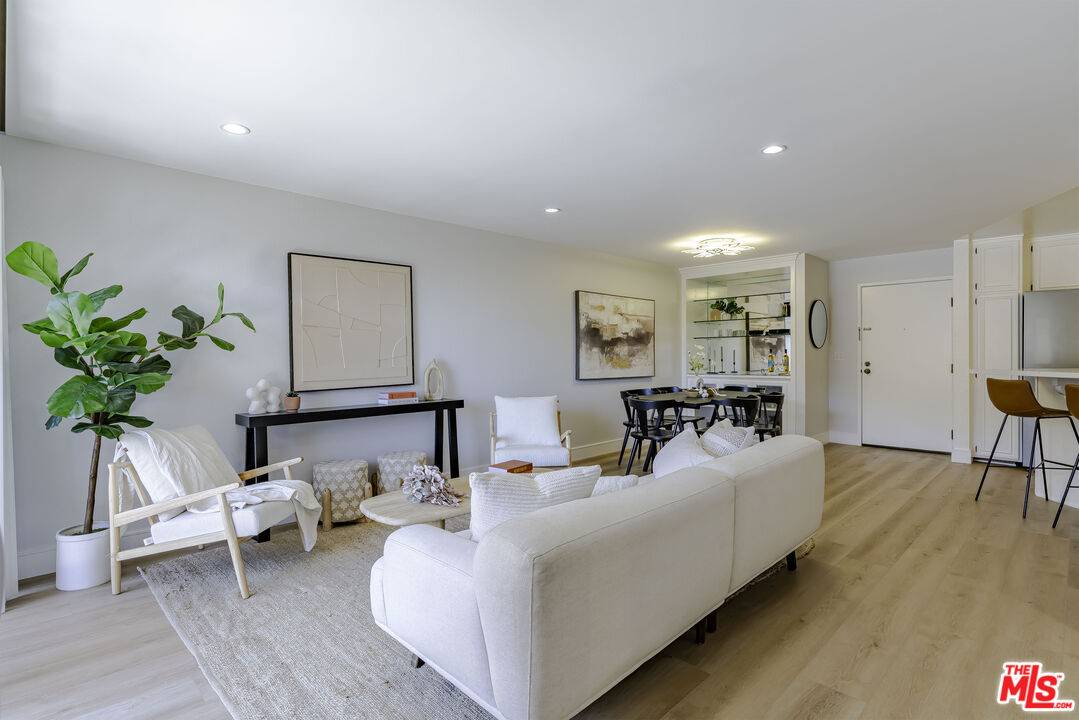 Los Angeles, CA 90042,4589 Via Marisol #260