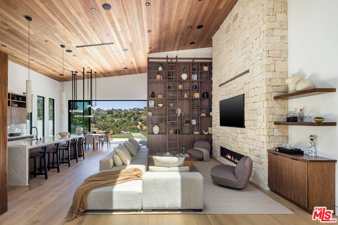 Beverly Hills, CA 90210,9715 Arby Dr