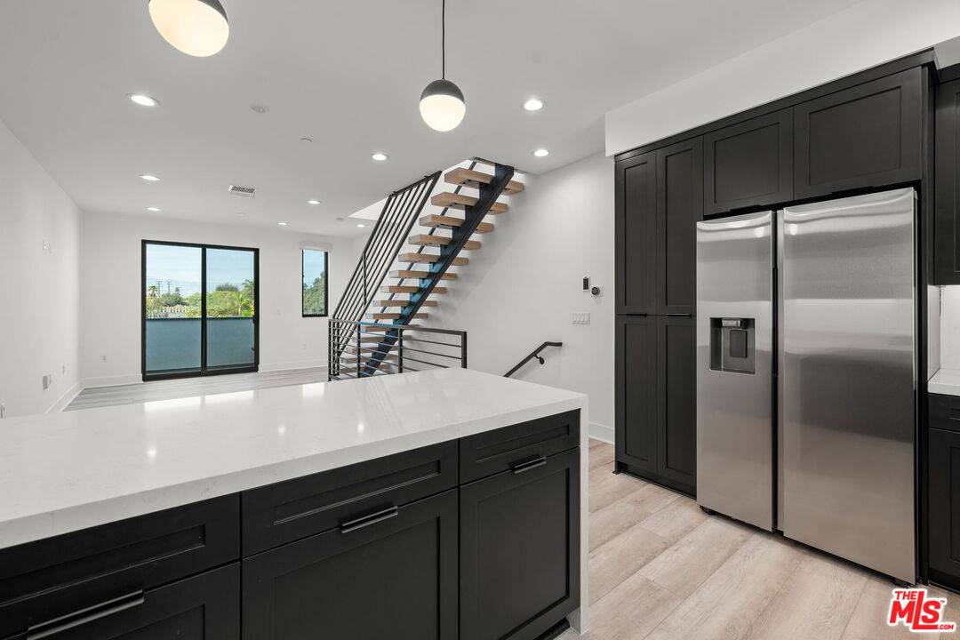 North Hollywood, CA 91606,11304 Victory Blvd