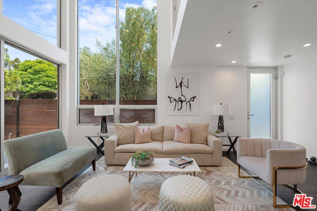 Venice, CA 90291,483 Carroll Canal Ct