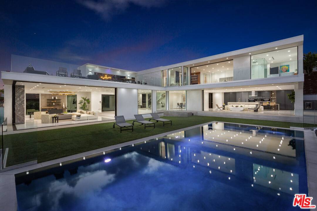 Los Angeles, CA 90046,2110 HERCULES DR