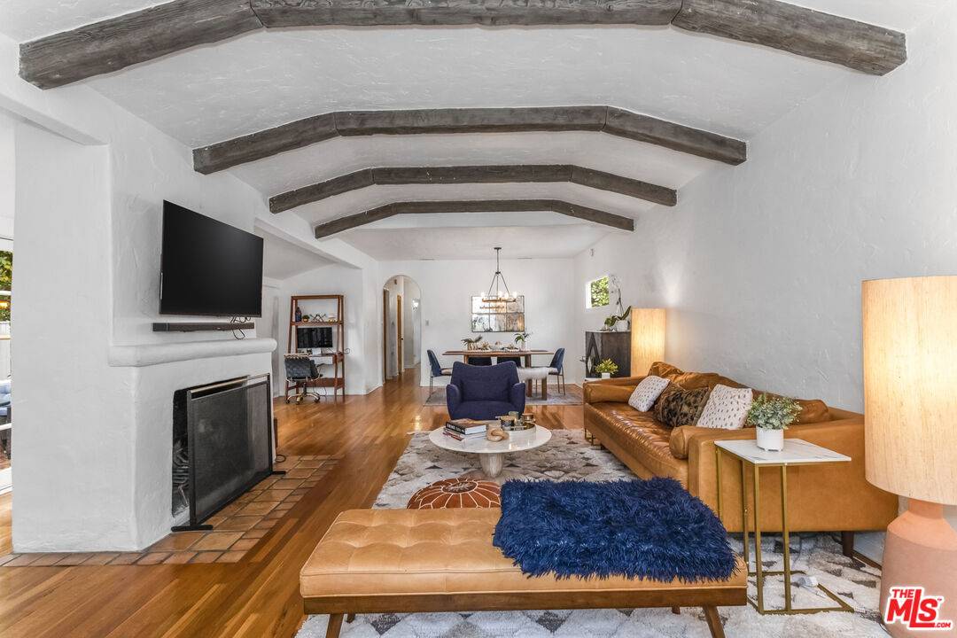 North Hollywood, CA 91602,11208 Kling St