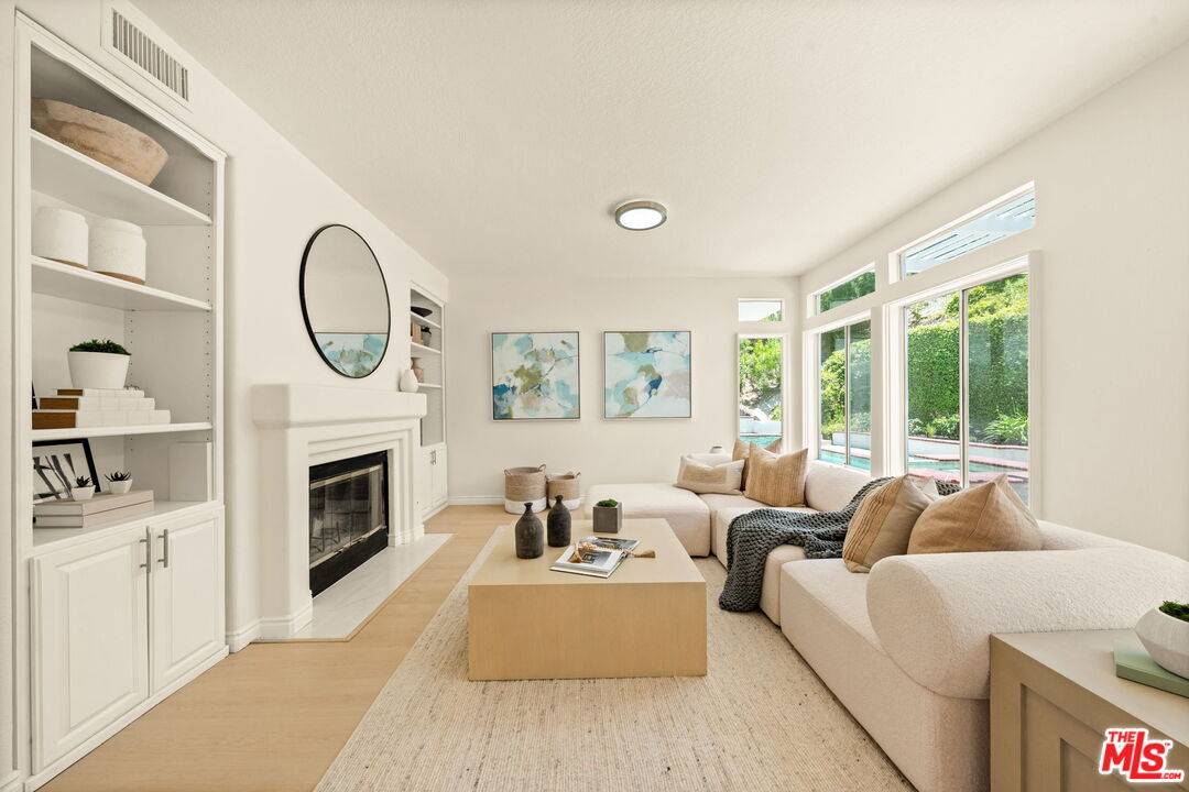 Calabasas, CA 91302,22248 Cairnloch St