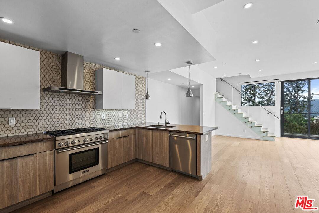 Montrose, CA 91020,2222 Montrose Ave #G