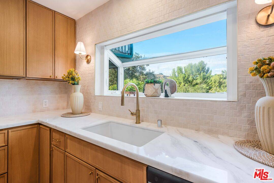 Woodland Hills, CA 91364,4305 Saltillo St