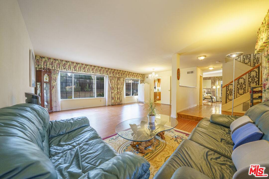 Chatsworth, CA 91311,10228 Hanna Ave