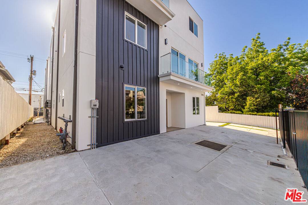 Valley Village, CA 91607,5251 Agnes Ave