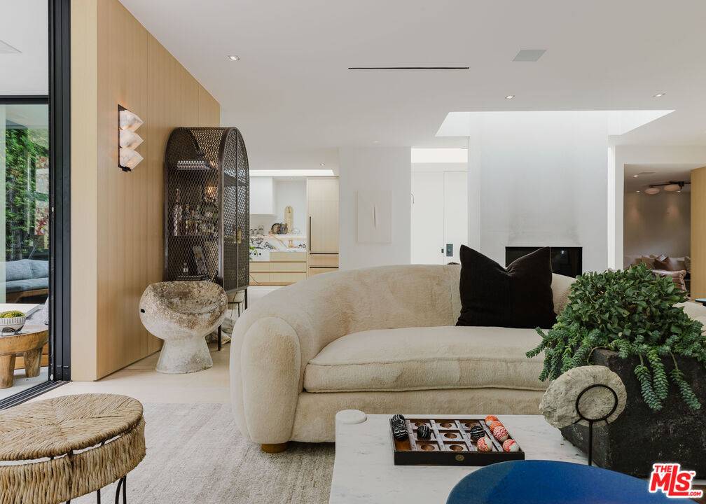 Beverly Hills, CA 90210,1952 N Beverly Dr