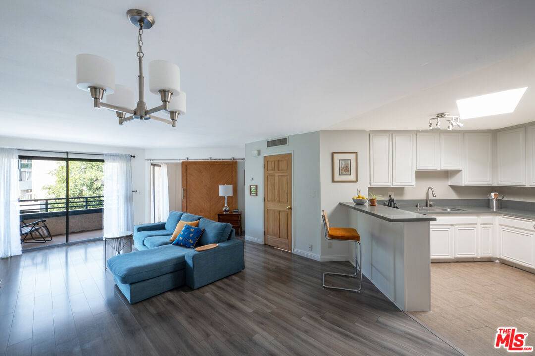 Los Angeles, CA 90042,4499 Via Marisol #309