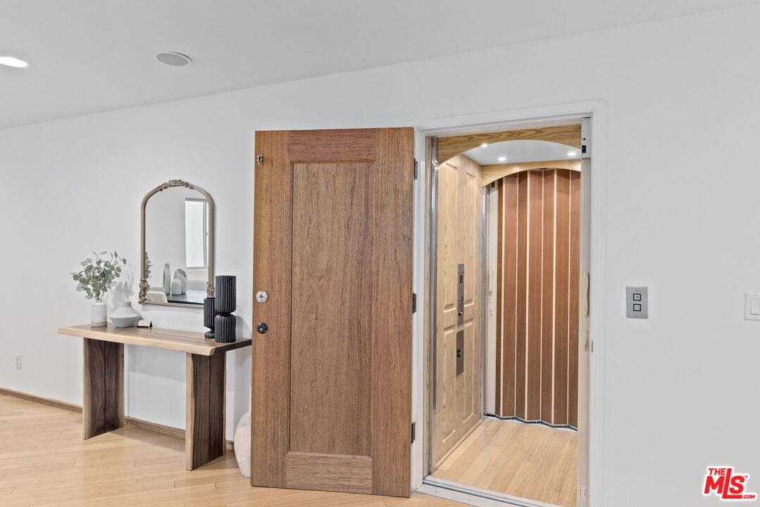 Marina Del Rey, CA 90292,24 Voyage St #2