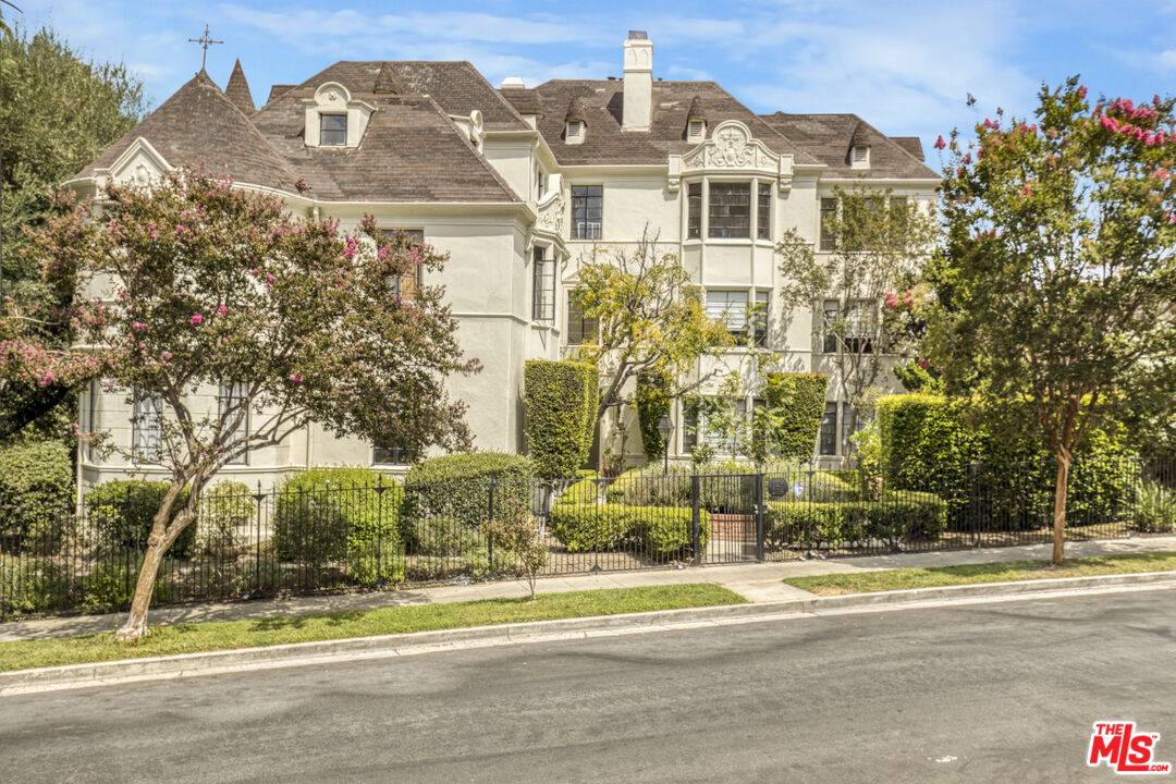 Los Angeles, CA 90005,4327 Francis Ave