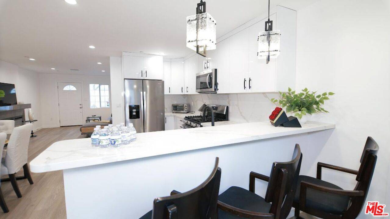 Sherman Oaks, CA 91423,4522 Mammoth Ave