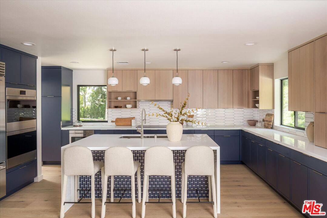 Los Angeles, CA 90049,2313 Banyan Dr