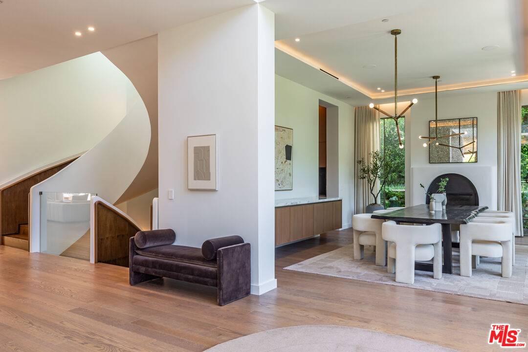 Los Angeles, CA 90069,1395 N Doheny Dr