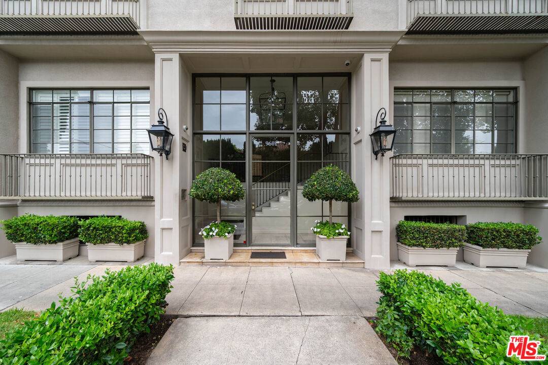 Beverly Hills, CA 90212,9601 Charleville Blvd #5