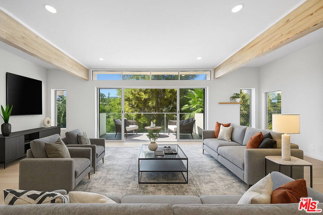 Beverly Hills, CA 90210,1591 Lindacrest Dr