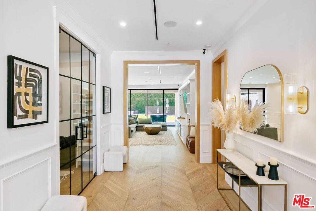 Tarzana, CA 91356,5911 Beckford Ave