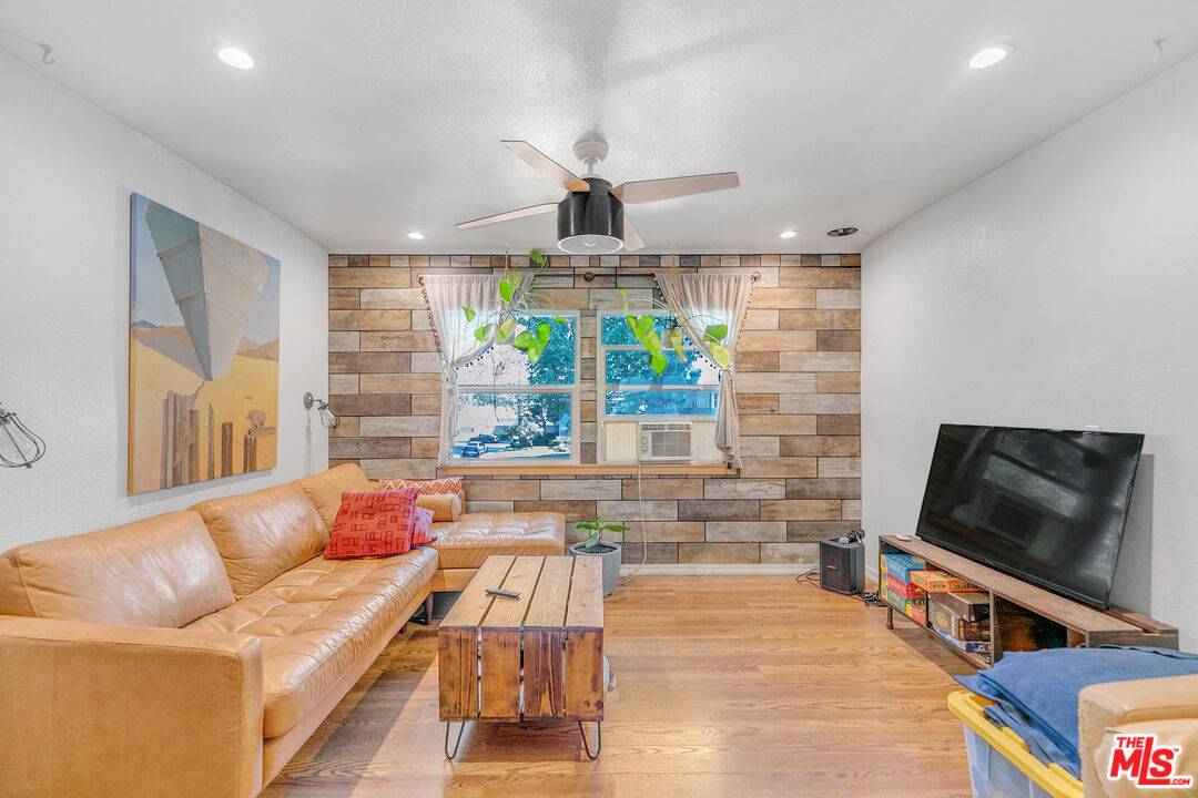 Los Angeles, CA 90016,5823 Bowcroft St #4