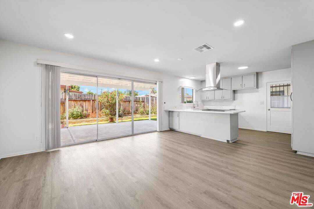 Winnetka, CA 91306,19717 Chase St