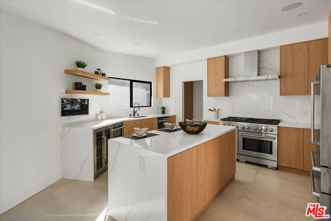 Sherman Oaks, CA 91403,3873 Royal Woods Dr