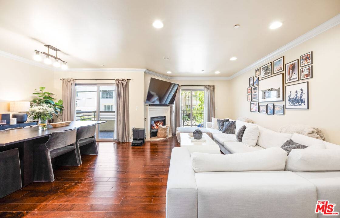 Los Angeles, CA 90049,951 Granville Ave #202
