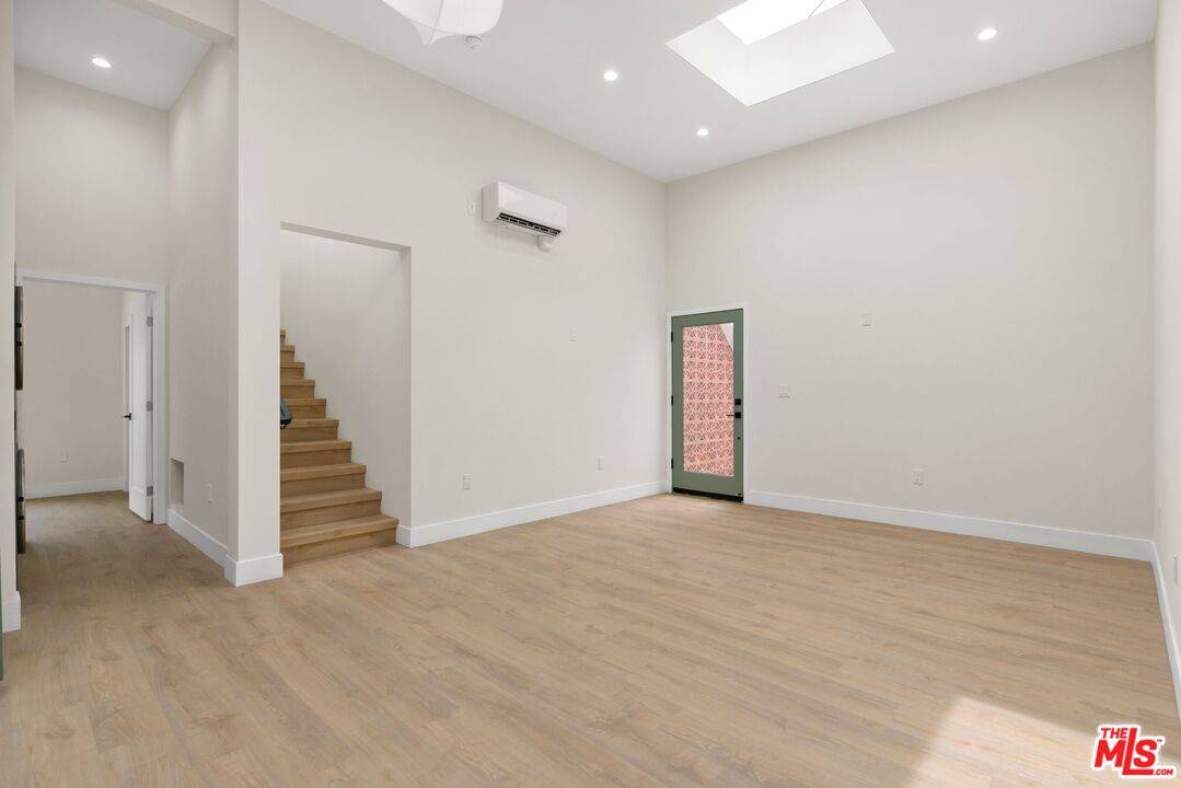 West Hollywood, CA 90069,8589 Rugby Dr