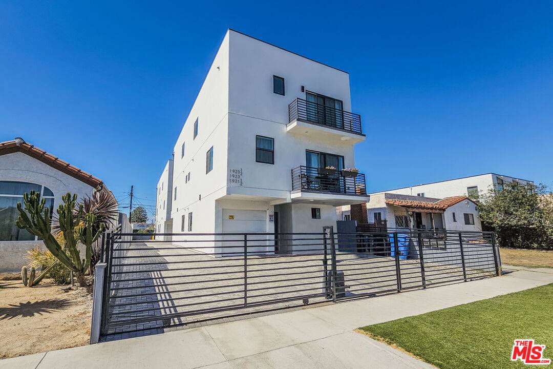 Los Angeles, CA 90016,1923 Carmona Ave