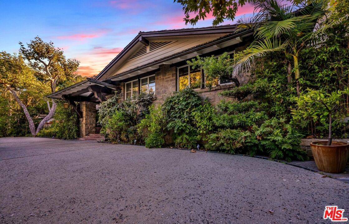 Beverly Hills, CA 90210,829 N Whittier Dr