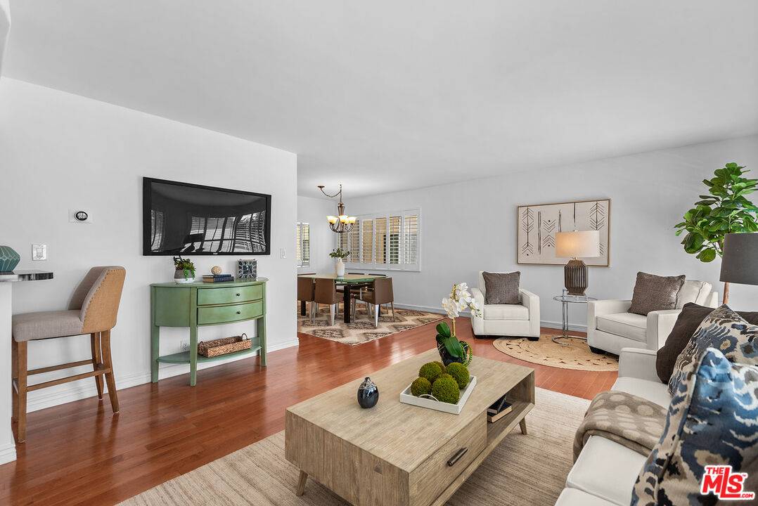 Los Angeles, CA 90064,2318 Fox Hills Dr #102